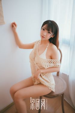 美女撅着白嫩光屁股挨打